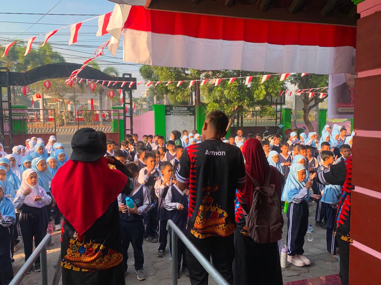 Kegiatan jalan sehat bertujuan untuk menjaga kebugaran tubuh serta meningkatkan kesehatan dan semangat siswa.