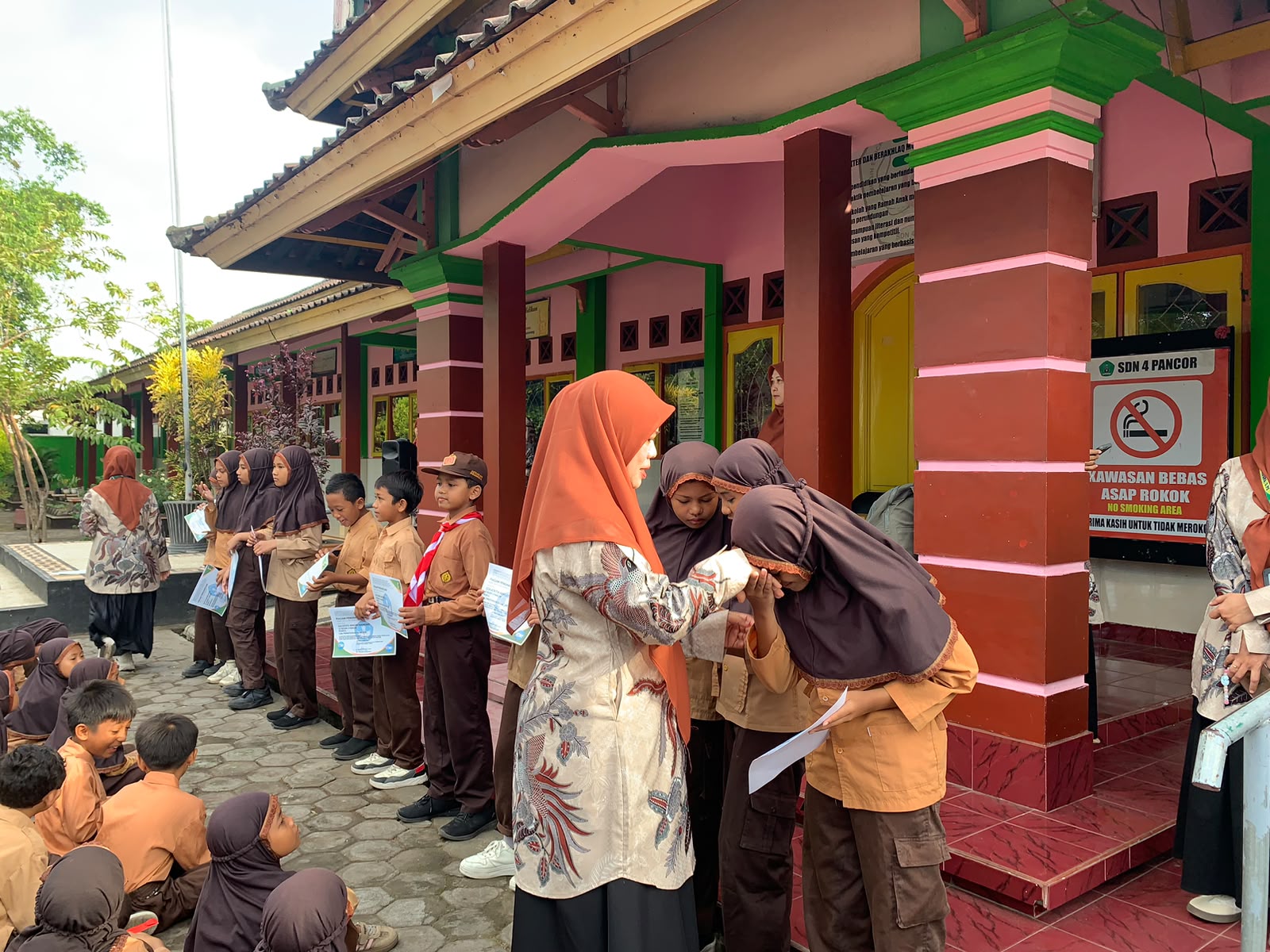 penyerahan piagam pernghargaan kepada siswa yang mengikuti OSN